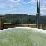 Hyggelig Gard Naer Bergen Med Spabad Hjelmas