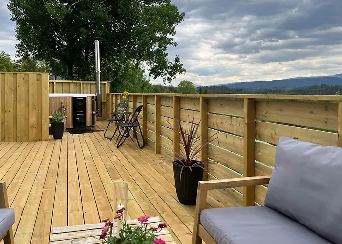 Hyggelig Gard Naer Bergen Med Spabad Сasa de vacaciones Hjelmas
