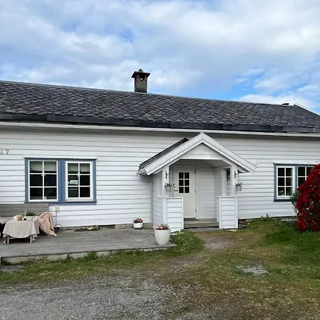 Hyggelig Gard Naer Bergen Med Spabad Hjelmas