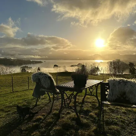 Hébergement de vacances Hyggelig Gard Naer Bergen Med Spabad *
